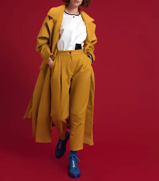 Девушка Рыжими Волосами Красивом Модном Роскошном Длинном Пальто Плаще Желтые — стоковое фото