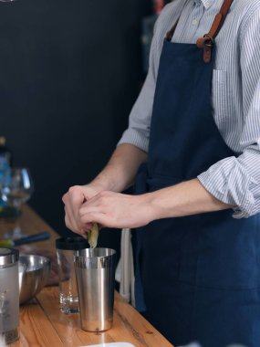 Mavi önlük kokteyl mutfak hazırlarken erkek barmen