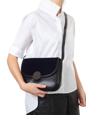 Kız Beyaz gömlekli, izole bir beyaz arka plan, kırpma, mock-up omzuna bir siyah deri çanta