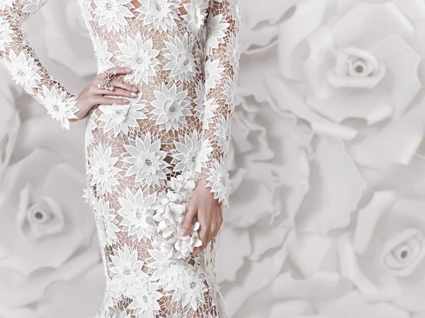 Menina Bonita Vestido Noiva Luxo Branco Renda Jóias Fica Fundo — Fotografia de Stock