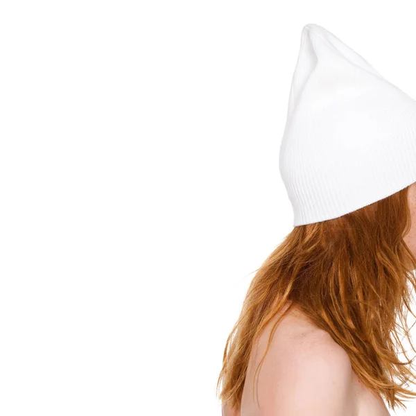 Chica Pelirroja Una Gorra Punto Blanco Sale Del Marco Fondo —  Fotos de Stock