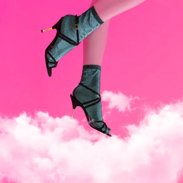 穿着印有里拉的绿色闪亮袜子 穿着黑色高跟鞋 穿着粉色背景的凉鞋在云中飞舞 鞋类广告 模特般的美腿 — 图库照片