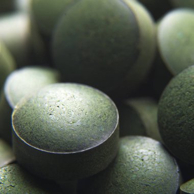 Mavi yeşil algler. Kadar yakın doğal organik spirulina tablet ile ön odak ve bulanıklık etkisi