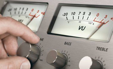 Adam dönüm ses düğmesi ses düzeyini artırmak için bir vintage analog amplifikatör. Bileşik görüntü arasında bir el fotoğraf ve 3d arka plan.