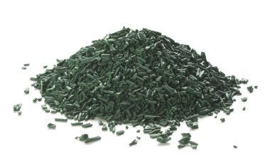 Organik spirulina tanecikleri beyaz arka plan üzerine yığılır.. 