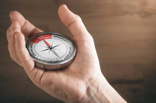 Man Hand Visar Kompass Med Nål Pekar Texten Bästa Möjlighet — Stockfoto