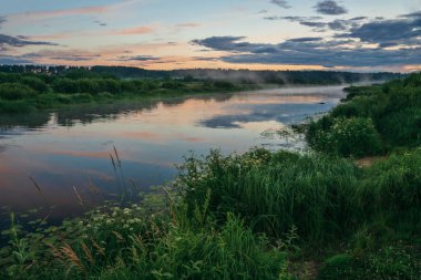 Rus doğası. Leningrad bölgesindeki Luga Nehri üzerinde Alacakaranlık.