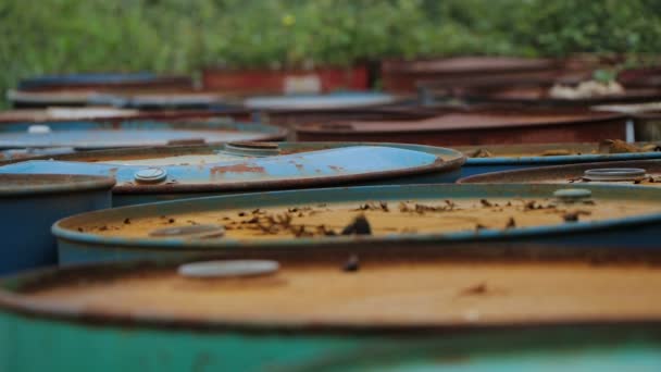 Старые ржавые бочки с бочками с нефтепродуктами — стоковое видео