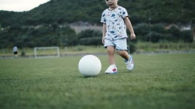 Küçük bir çocuk futbol alanında bir gol puanlama kamera izleme