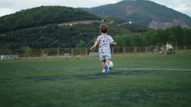 Küçük bir çocuk futbol alanında bir gol puanlama kamera izleme