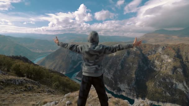 O viajante, montanhas e nuvens — Vídeo de Stock