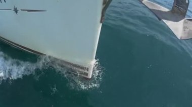 Yelken teknenin pruva görünümünü Hırvatistan Adriyatik Denizi üzerinde