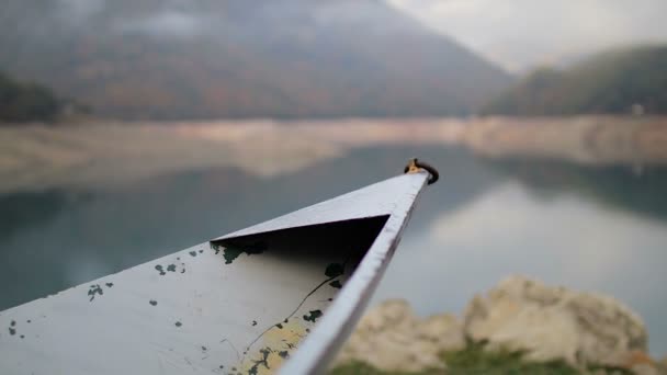 Nariz de um barco de pesca vista lago — Vídeo de Stock