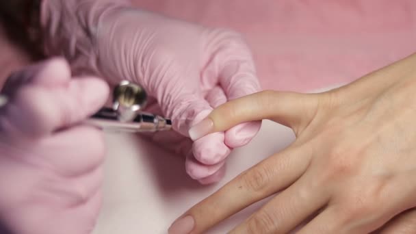 Mestre faz manicure com aerógrafo em branco — Vídeo de Stock