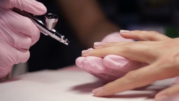 Meester maakt manicure met airbrush in wit — Stockvideo