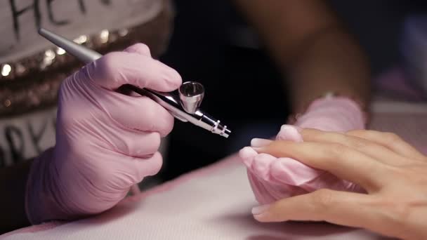 Master fa manicure con aerografo in bianco — Video Stock