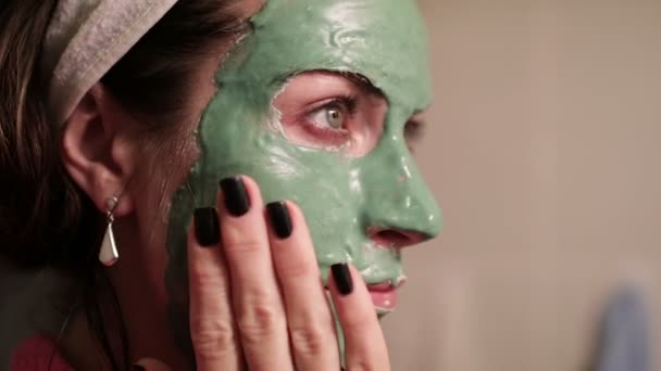 얼굴 마스크와 아름 다운 여자입니다. 얼굴 마스크를 받는 젊은 여성을 위한 스파 치료. — 비디오