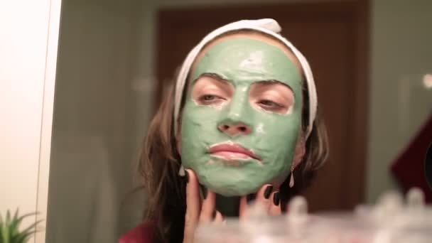 Beautiful woman with facial mask. Spa therapy for young woman receiving facial mask. — Stock Video