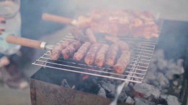 Izgara et ve sosis. Yakın çekim. Barbekü. Güzel ızgara et.