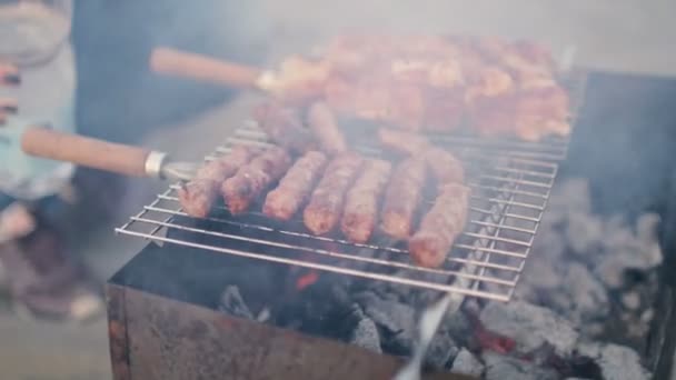 Podawane są grillowane mięsa i kiełbasy. Szczelnie-do góry. Sprzęt do grillowania. Piękny mięso z grilla. — Wideo stockowe