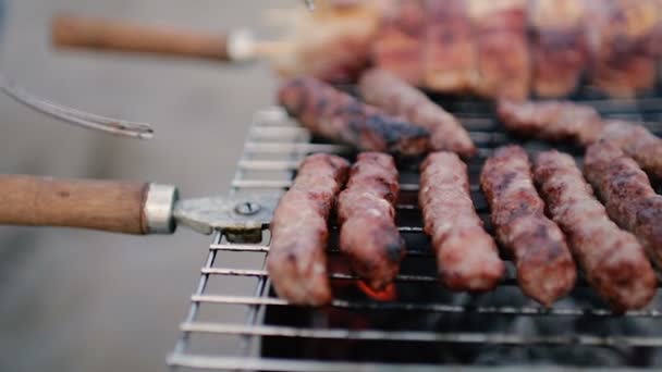 Grillezett húst és kolbászt. Közelről. Grillező. Szép sült hús. — Stock videók