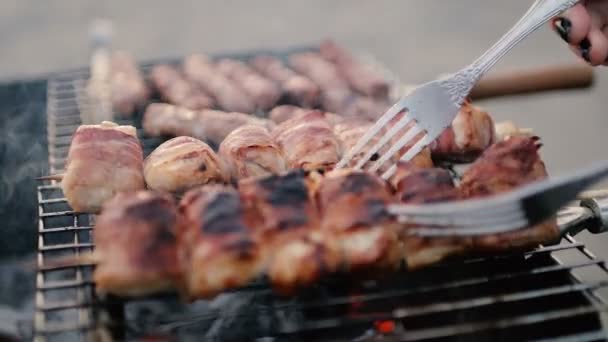 Carne e salsichas são grelhadas. Close-up. Churrasco. Bonita carne grelhada . — Vídeo de Stock