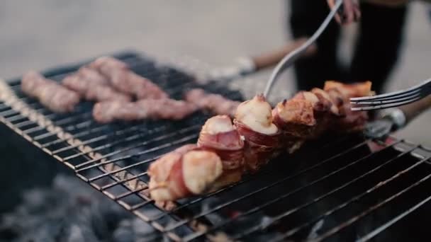 Podawane są grillowane mięsa i kiełbasy. Szczelnie-do góry. Sprzęt do grillowania. Piękny mięso z grilla. — Wideo stockowe