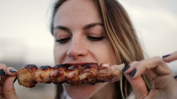 Красивая Юная Жадная Женщина Кусающая Огромные Куски Мяса Кусая Руками — стоковое видео