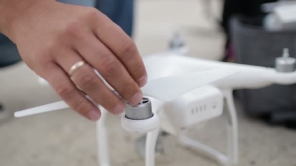 Mannenhand Installeert Een Propeller Aan Drone Closeup — Stockvideo
