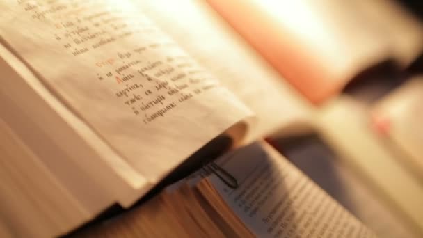 Священные книги в церкви — стоковое видео