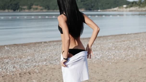 Chica sexy bikini con hermosas tiras figura fitness en la playa — Vídeos de Stock