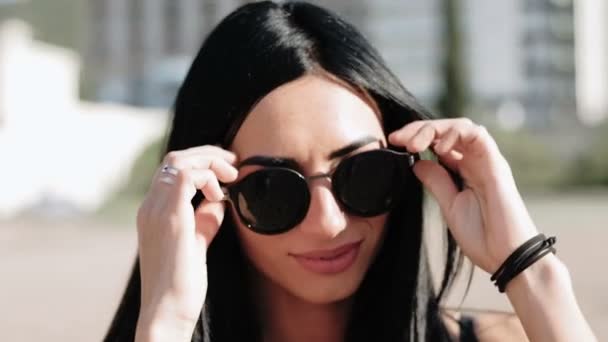 Chica joven se quita las gafas de sol — Vídeos de Stock