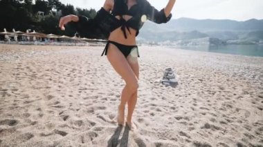 Siyah bikini Mayo ile bir güzel spor artistik danslar sahil üzerinde seksi kız