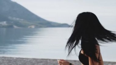 Mükemmel fit vücut yürüme ile kadın kendine güvenen sahilde. Tanınmayan seksi genç kadın.