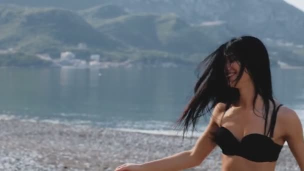 Žena s perfektní fit tělo chůzi jistotu na pláži. K nepoznání sexy mladá žena. — Stock video