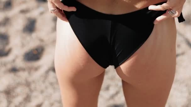 Sexy fitness tyłek w strój kąpielowy na plaży — Wideo stockowe