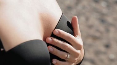 Sütyen güzel kadın göğsü. Kız onu sahilde dokunur