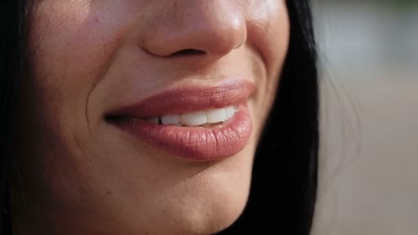 Sexy ženské rty a úsměv. Krásné zuby — Stock video