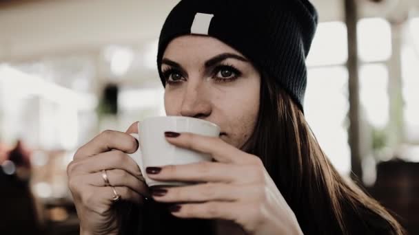 Donna Caffè Nel Caffè Donna Siede Tavolino Caffè Mani Con — Video Stock