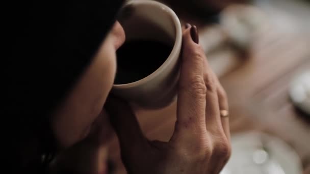 Γυναίκα Έχει Τσάι Καφέ Στο Καφέ Γυναίκα Κάθεται Ένα Μικρό — Αρχείο Βίντεο