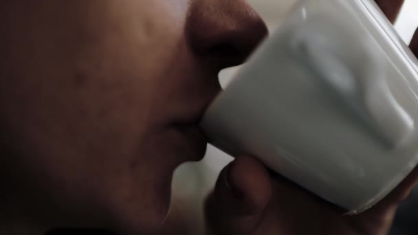 Vrouw Heeft Thee Koffie Het Café Vrouw Zit Een Tafeltje — Stockvideo