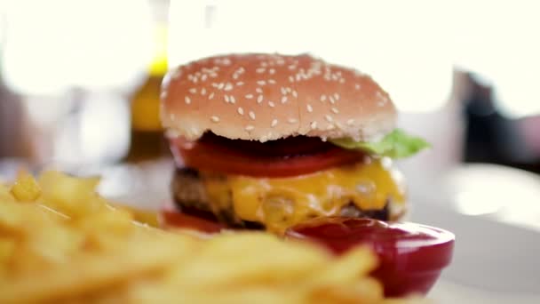 Leckere Hamburger Mit Einem Großen Kotelett Und Einem Glas Pommes — Stockvideo