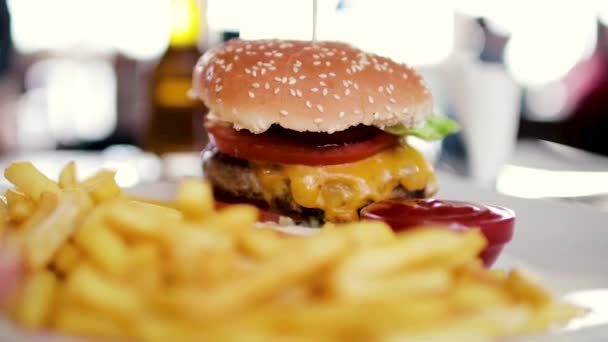 Delicioso Hambúrguer Com Uma Costeleta Grande Pote Batatas Fritas Com — Vídeo de Stock