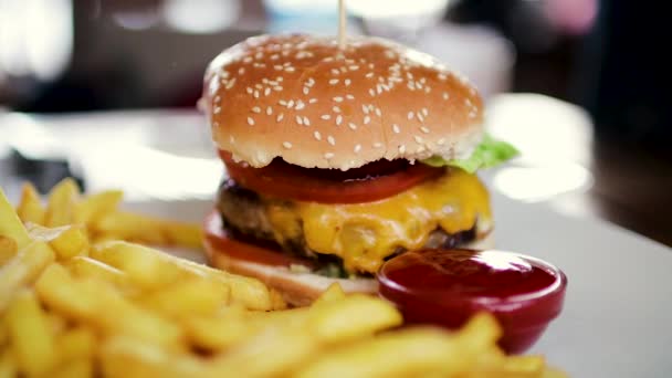 Leckere Hamburger Mit Einem Großen Kotelett Und Einem Glas Pommes — Stockvideo