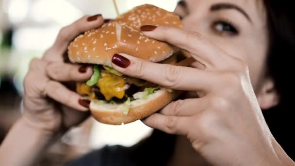 Een Jong Meisje Heeft Een Grote Smakelijk Cheeseburger Houdt Het — Stockvideo