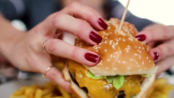 Mamá Alimenta Niño Con Una Sabrosa Hamburguesa Primer Plano 60Fps — Vídeo de stock