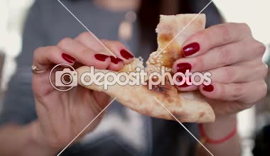 Kız ekmek kırılma onun elinde tutar. Yakın çekim. Slowmotion 60fps