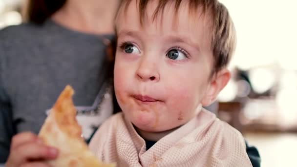 Matka Dává Dětská Výživa Dětskou Lžičku Pomalý Pohyb Bílá Detail — Stock video