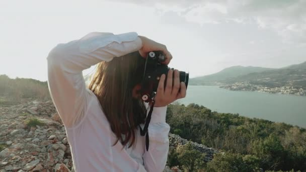 Un fotógrafo profesional toma fotos de la hermosa naturaleza con una cámara de formato medio . — Vídeos de Stock