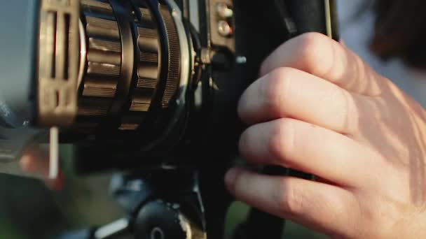 Instalación y configuración de una lente en una cámara de formato medio — Vídeo de stock